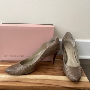 Comfortable neutral pumps